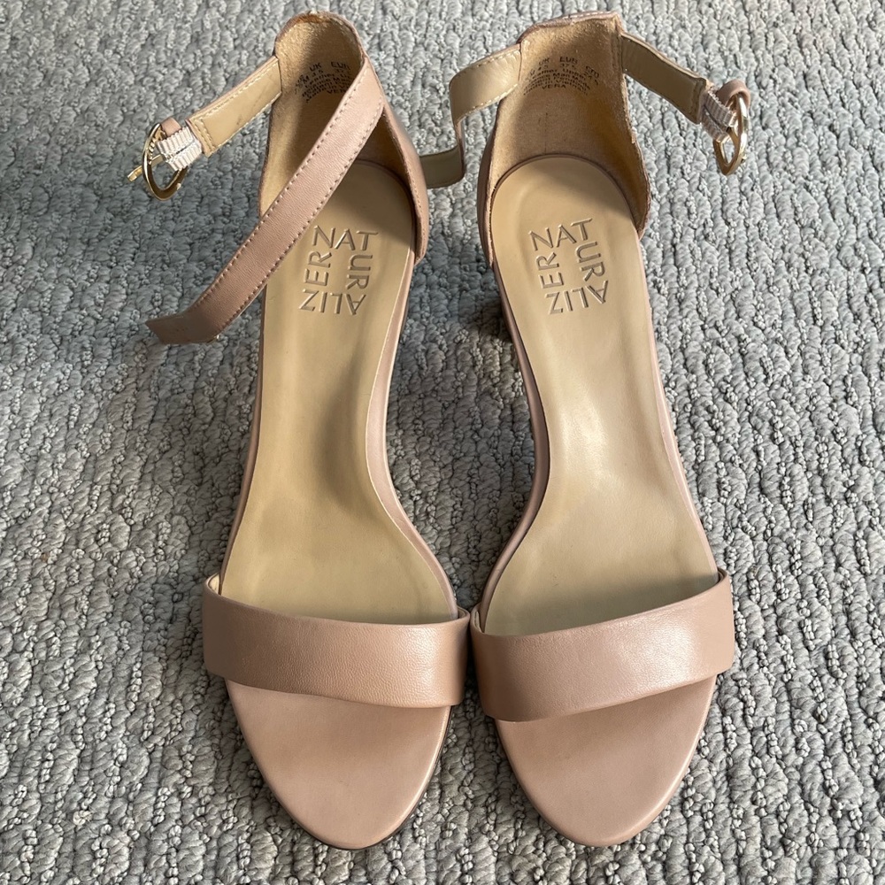 Naturalizer nude heels, size US 7.5